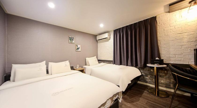 Image of Twin Room with Bath 0