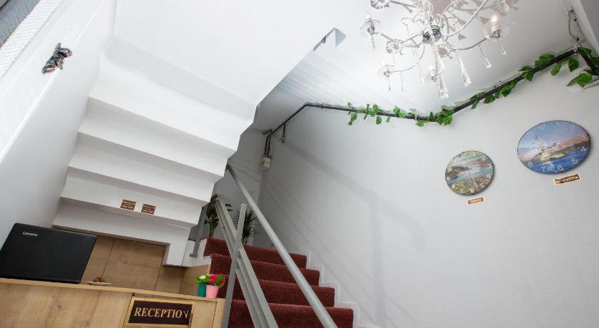 Golden Street Hotel - image 9