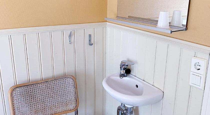 Image of Twin Room with Shared Bathroom - Pets Not Allowed 5