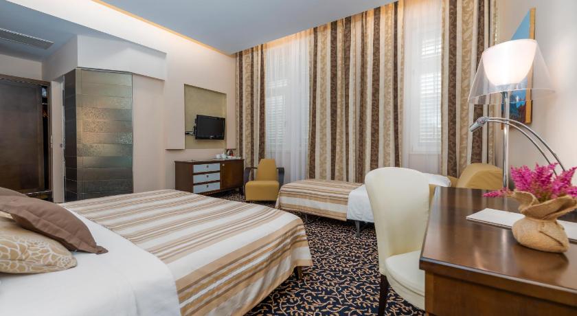 Image of Superior Double Room with Extra Bed 6