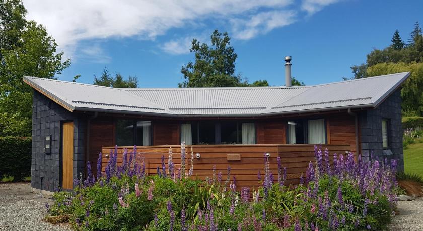 Designer Cabin - with outdoor bath! photo