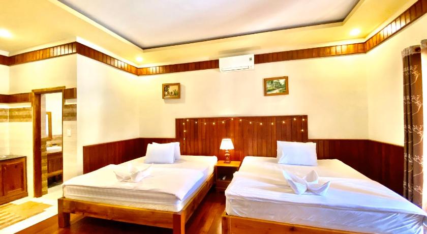a hotel room with two beds and two lamps, Villa Lien Tho in Phu Quoc Island