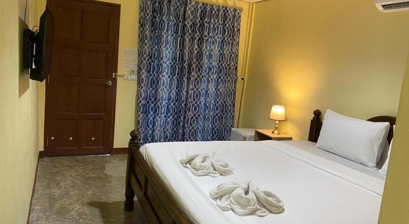 a hotel room with a bed and a dresser, Sasi Nonthaburi hotel and apartment in Nonthaburi