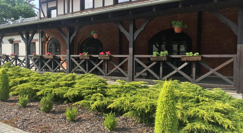 켄치에르진-코즐레 Dworska Elektrownia 2성급 호텔 외관