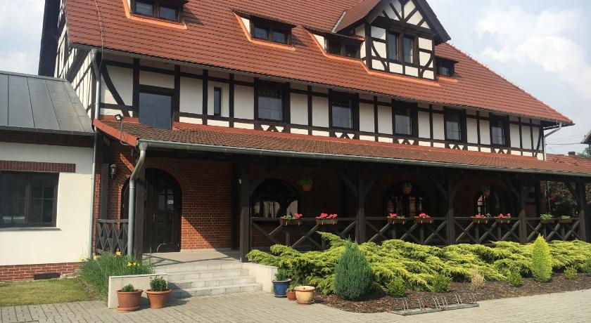 켄치에르진-코즐레 Dworska Elektrownia 2성급 호텔 로비