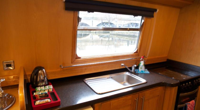 Houseboat Hotels - image 3