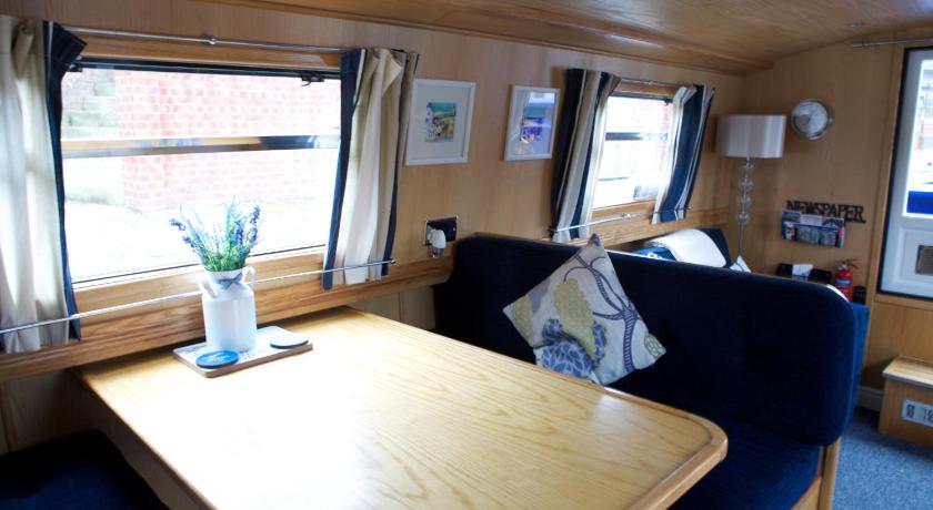 Houseboat Hotels - image 2