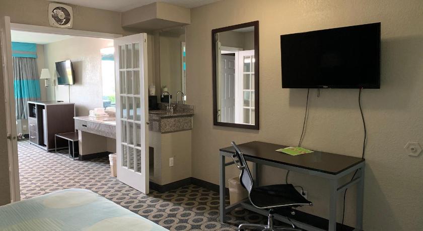 Travelodge by Wyndham San Antonio Downtown Northeast photo