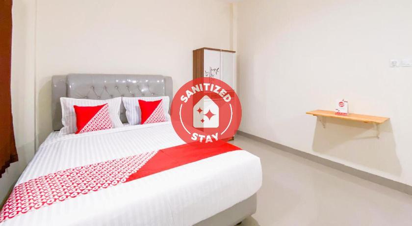 a white bed with a white pillow on top of it, Super OYO 3092 Falah Residence Syariah in Padang