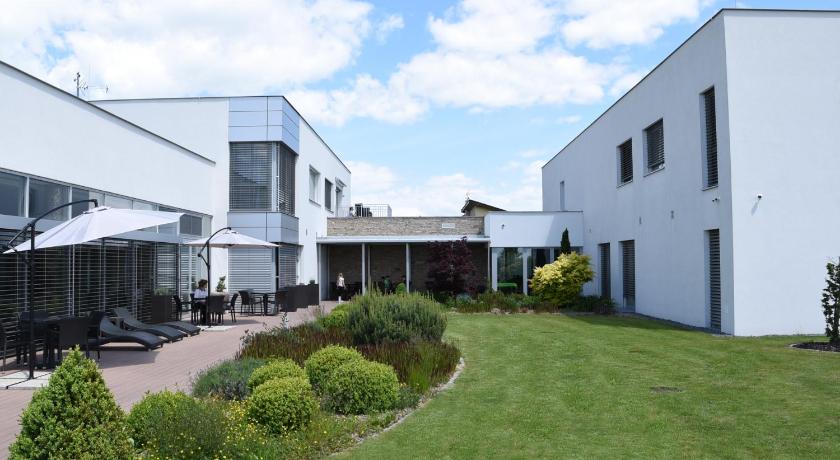 Hotel Harmony Medical &amp; Wellness-Free Parking, 1,8km from the center — Hotel in Kromeriz