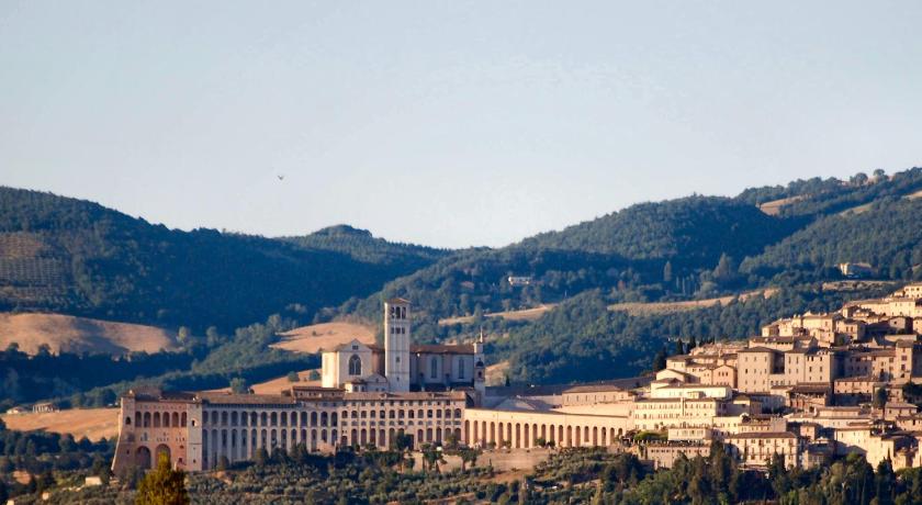 Assisi Casa Kennedy Assisi Views, 2 Baths & Easy Parking 4-Star Single Room amenity