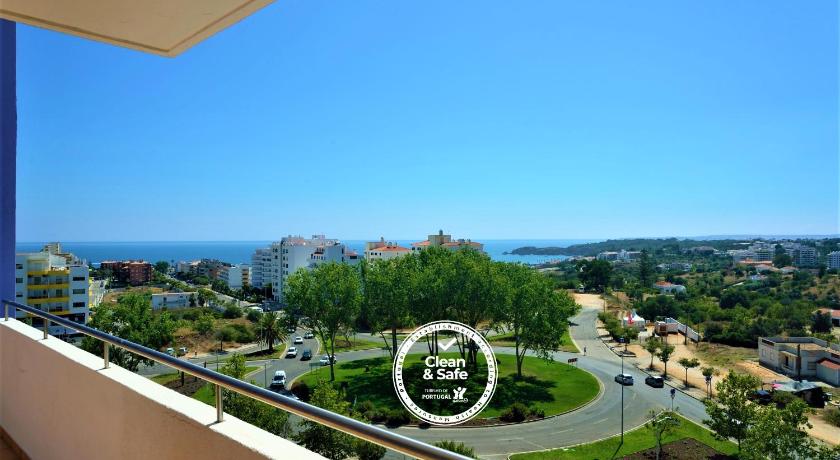 Beautiful Coral and Ocean Blue Apartments in Oceano Atlantico — Hotel in Portimao