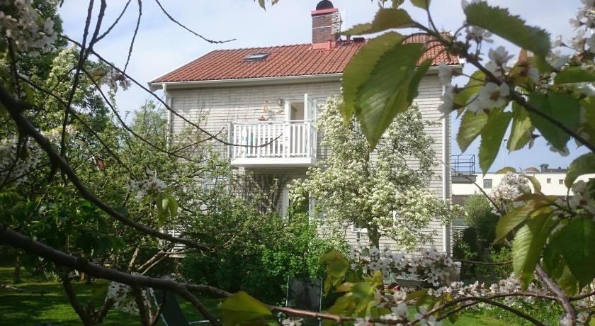 Ljust boende, egen ingang och tradgard i centrum