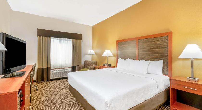 La Quinta Inn & Suites by Wyndham Midwest City - Tinker AFB