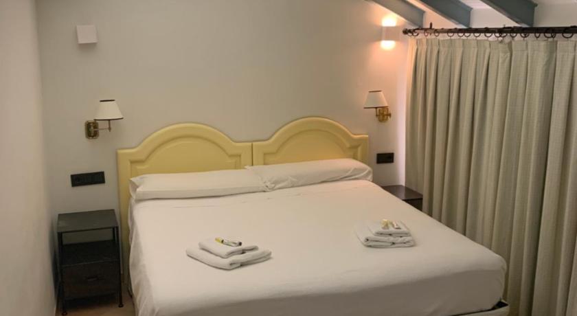 Turistic Apartment Sevillanos SL — Hotel in Seville