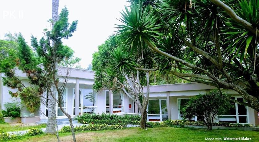 a large white house with a tree in front of it, Resort O.SIX  in Quy Nhon (Binh Dinh)