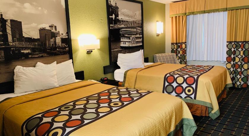 Super 8 by Wyndham Cincinnati/Springdale OH photo