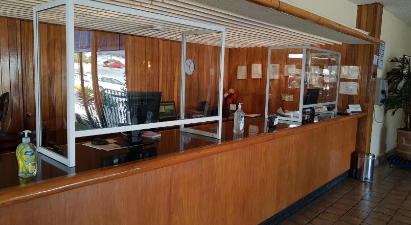 Hotel Las Palmas Midway Inn photo