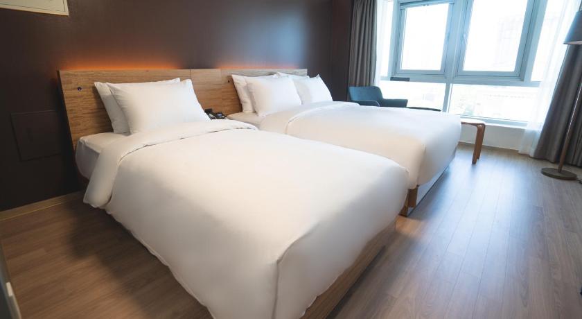 Image of Deluxe Twin 4