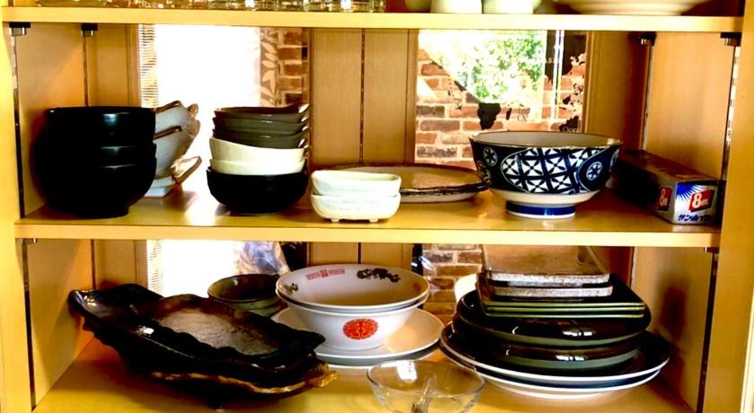 a shelf filled with lots of different types of pots and pans, Midtown Sakura Apartment House 102 予約者だけの空間 A space just for you in Nachikatsuura