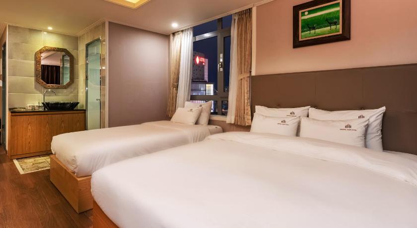 Image of Deluxe Family Twin Room City View 15