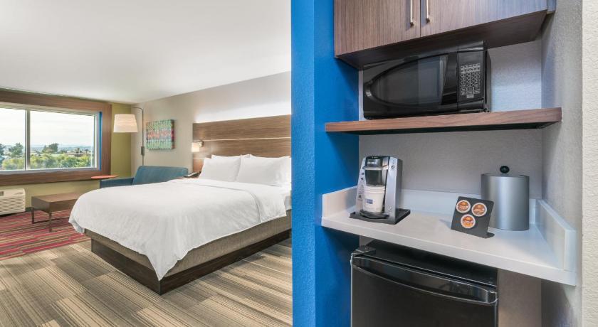 Holiday Inn Express and Suites Lake Havasu London Bridge