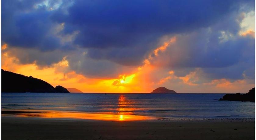 a sunset view of a beach with a sunset sky, Hoa Anh Đao Motel in Côn Đảo Islands