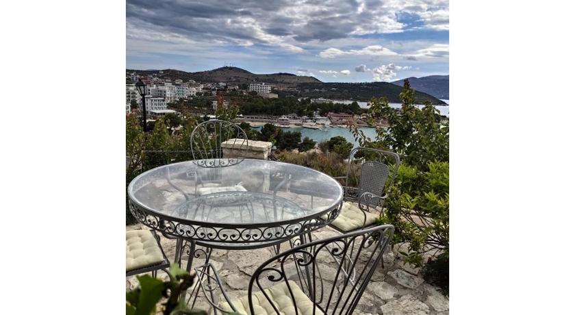 John's Guesthouse — Hotel in Saranda