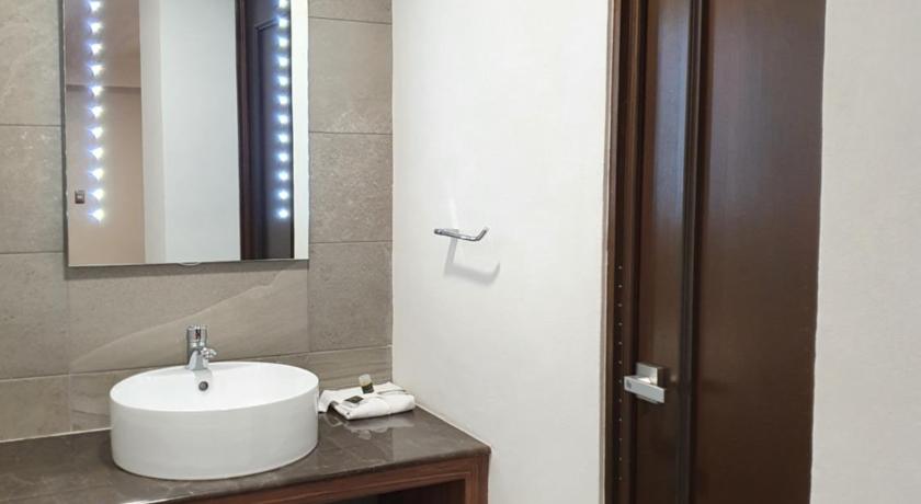 Estanza Hotel & Suites