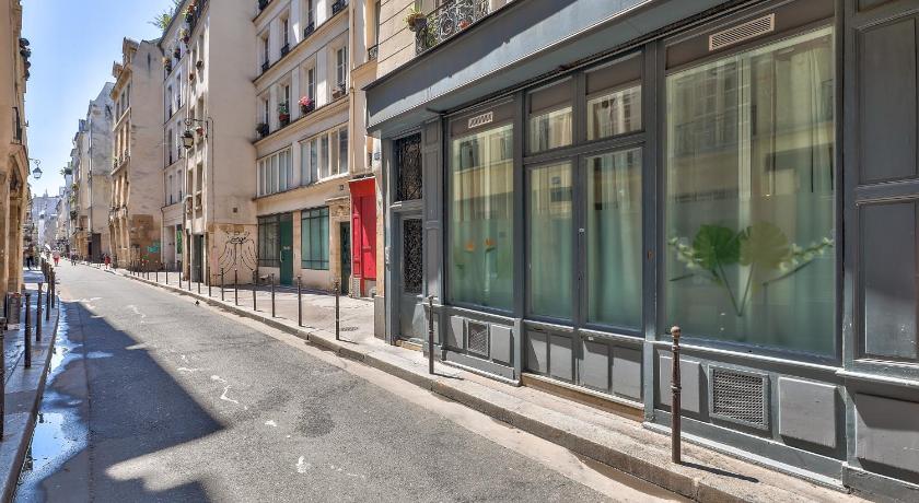 New Stunning 4 bdrs Apt with AC – Le Marais - image 6