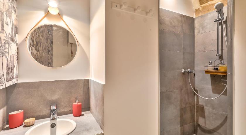New Stunning 4 bdrs Apt with AC – Le Marais - image 5