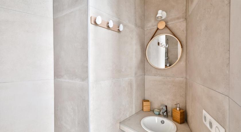 New Stunning 4 bdrs Apt with AC – Le Marais - image 4