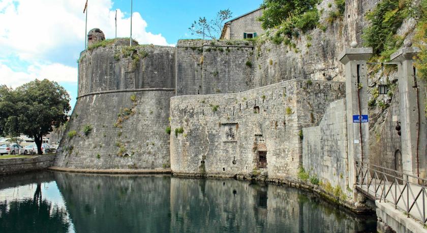 Bright, Romantic &amp; Super Stylish Old Town Flat with Seaview &amp; Shared Terrace — Hotel in Kotor
