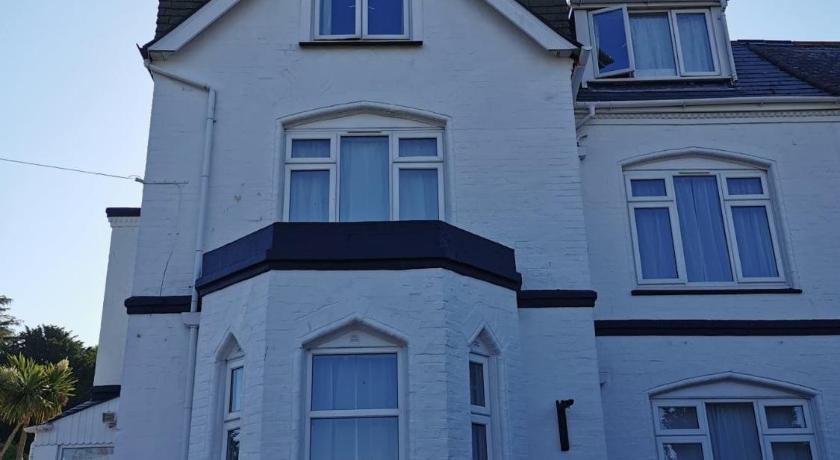 Coombe Lodge Holiday Flats - main image