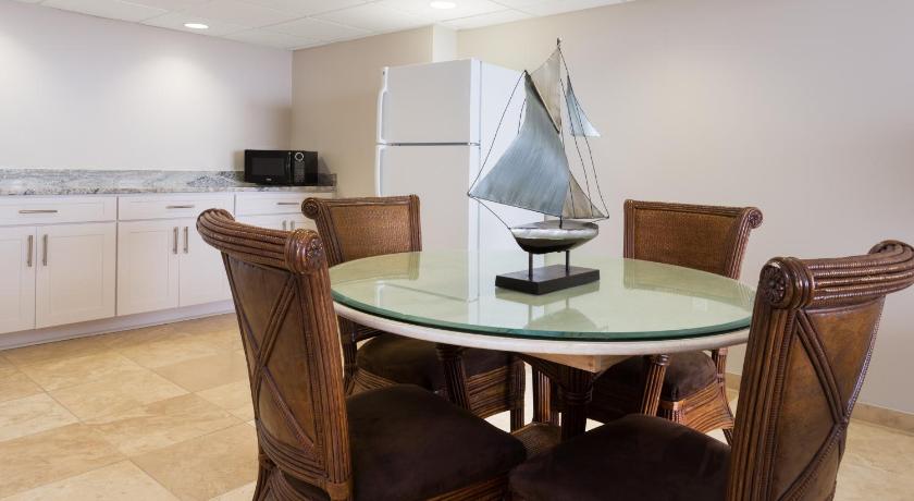 Image of 1 King Bed 1 Bedroom Suite Oceanfront 5