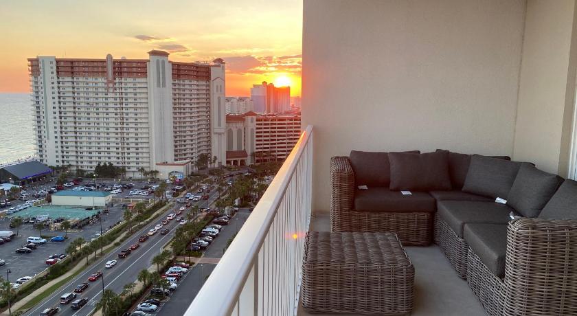 Laketown Wharf Luxury 1 BR Gulf View Condo hosted by EastWestGetaway — Hotel in Panama City (FL)