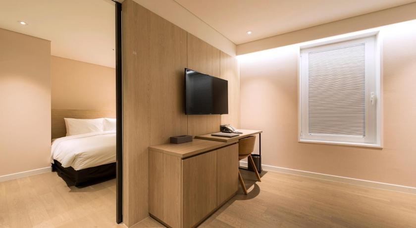Image of Parlor Suite 0