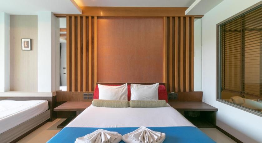 Image of Deluxe Pool View Queen Room 12