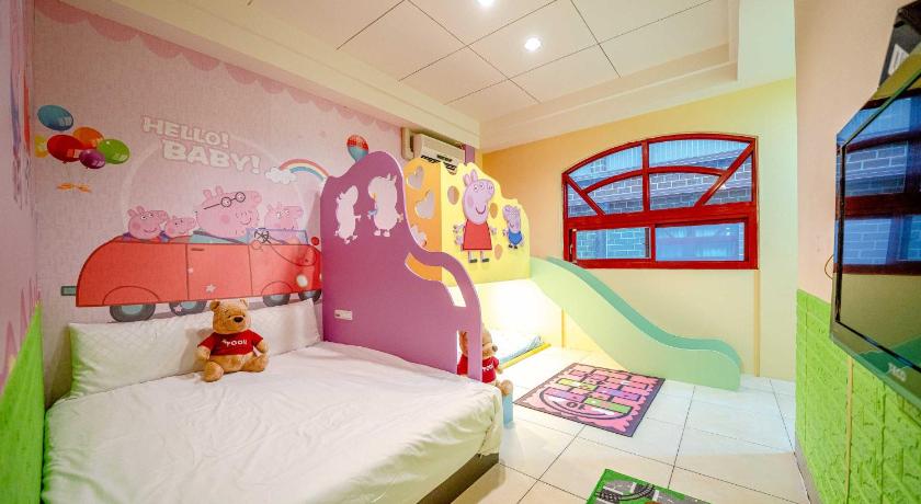 a bedroom with a bed, a desk and a painting on the wall, Fairy Tale Bed and Breakfast in Yilan