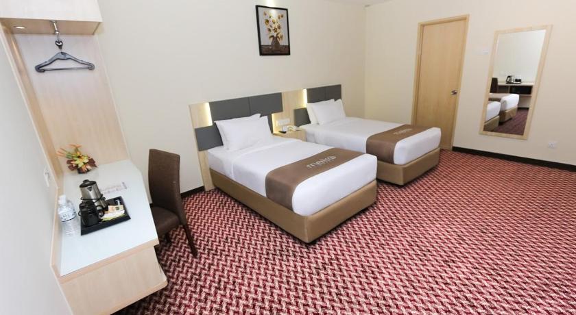 a hotel room with two beds and two lamps, Metro Hotel Bukit Bintang in Kuala Lumpur