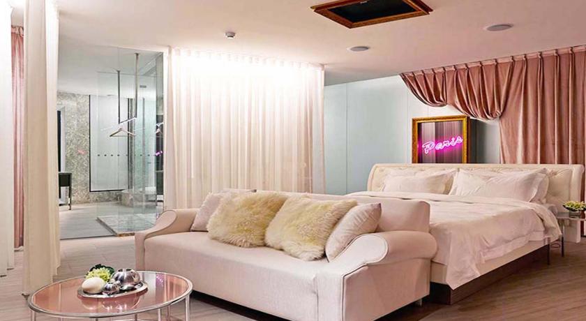 a living room filled with furniture and a large window, All-Ur Boutique Motel Hsin-Chu Branch in Hsinchu