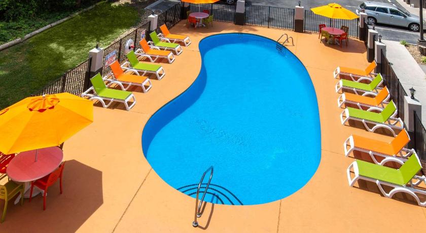 Super 8 by Wyndham Pigeon Forge Dollywood Lane photo