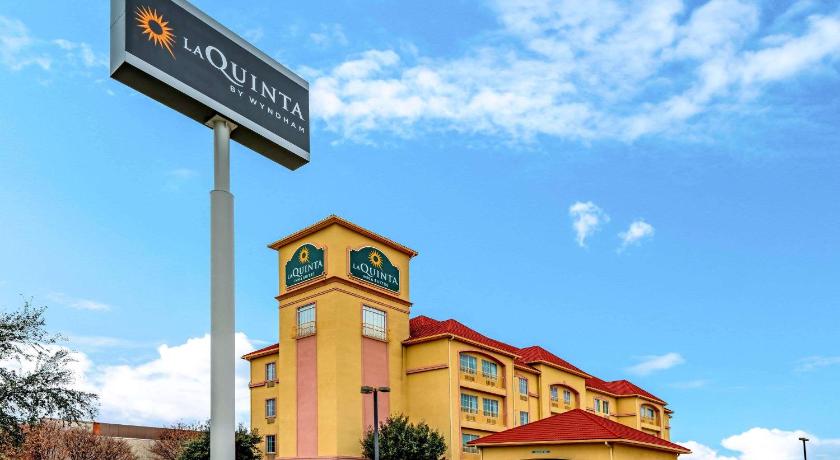 La Quinta Inn & Suites by Wyndham DFW Airport West - Bedford photo