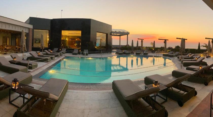 Royal Hotel