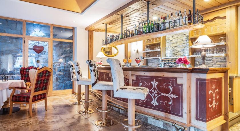 ポッツァ・ディ・ファッサ Residence Anda 4つ星 ホテル プール