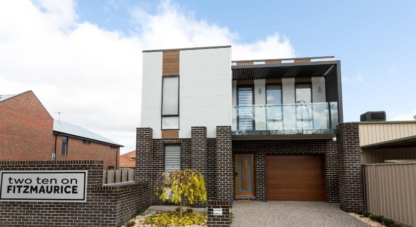 TWO TEN Sleeps 10! Luxury CBD Accommodation — Hotel in Wagga Wagga