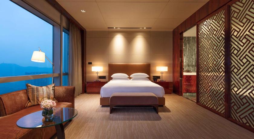 Image of 1 King Bed Deluxe 1