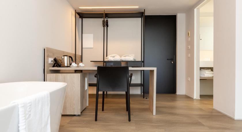 Image of Queen Superior Room with Balcony 17