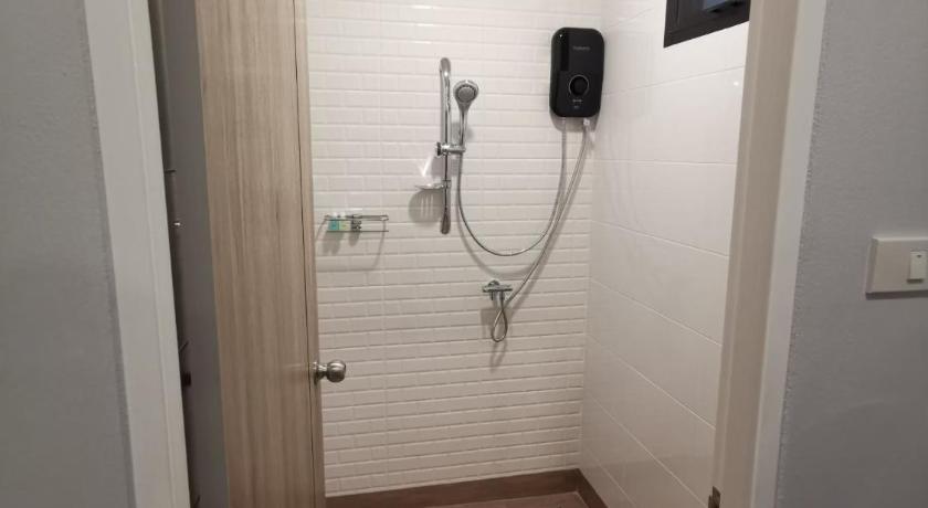 a bathroom with a shower, sink, and toilet, DAAD FAH home and cafe in Phetchaburi
