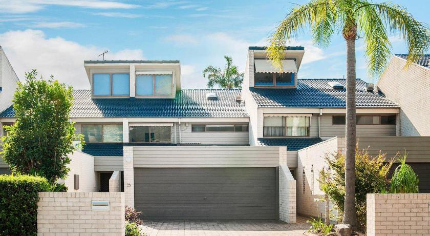 The Moorings 15 stunning with water views and pool — Hotel in Port Stephens